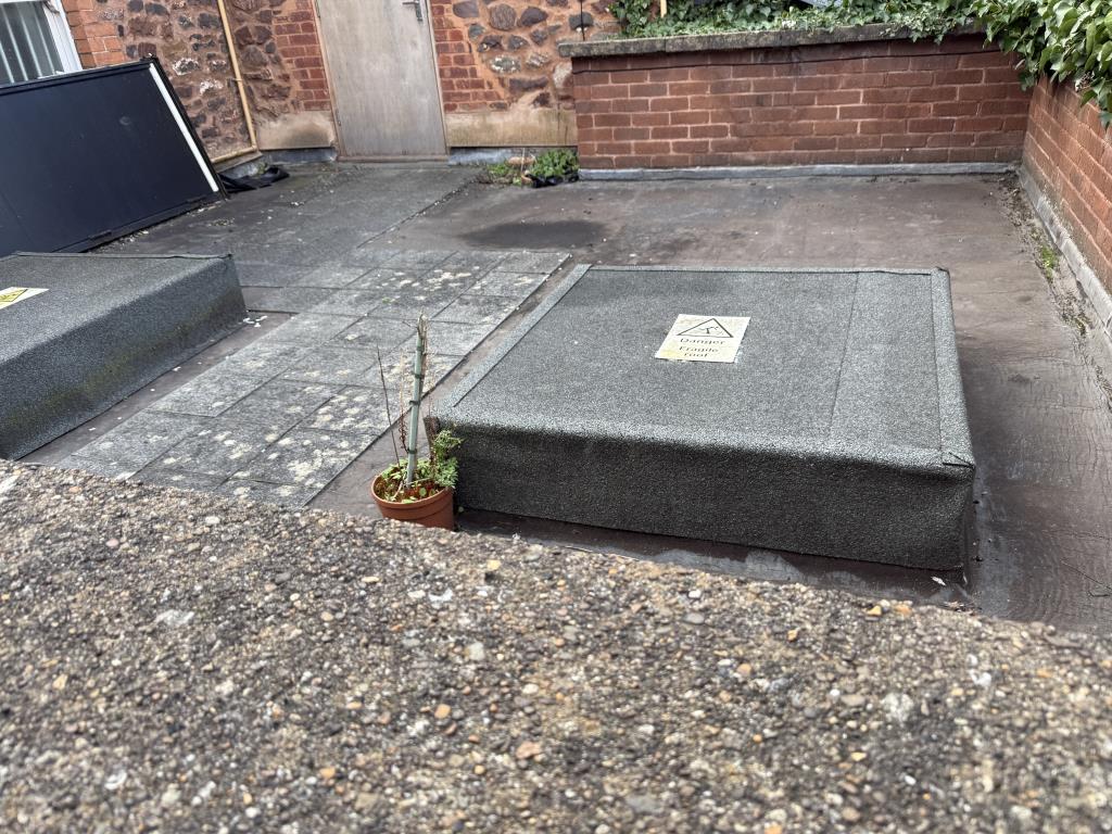 Lot: 98 - FORMER VAULT WITH PLANNING FOR CONVERSION INTO A SINGLE RESIDENTIAL APARTMENT - Roof area of the entrance to the Vault